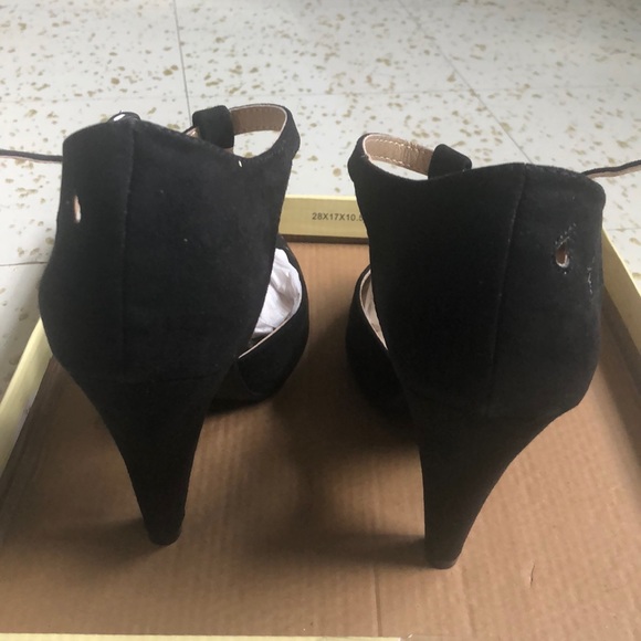 Black Closed Toe Pumps - Picture 4 of 7